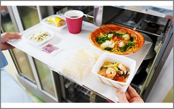 使い捨て温冷配膳車用紙トレー「ぼんだがあ」（有限会社サンパック）